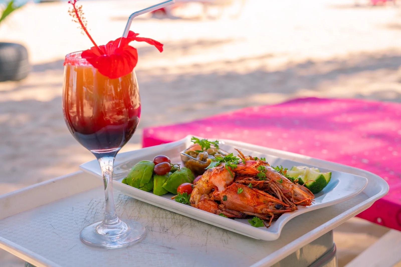 Grillades et cocktail servis à Monaco Plage